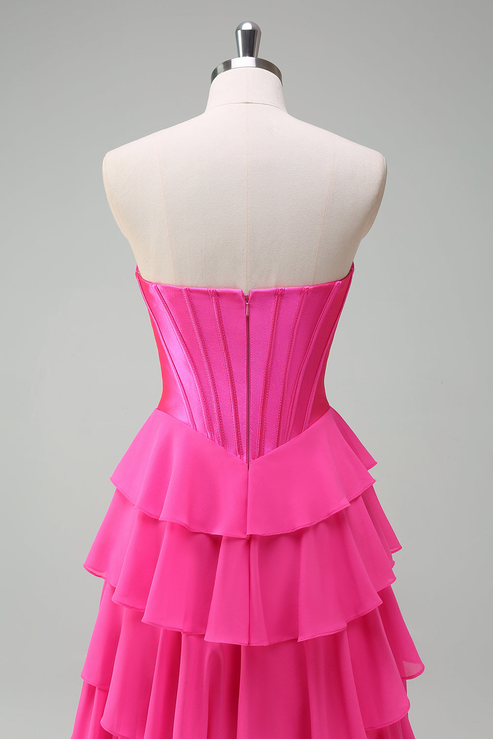 Robe de bal bustier fuchsia en ligne A avec corset, jupe étagée et volants