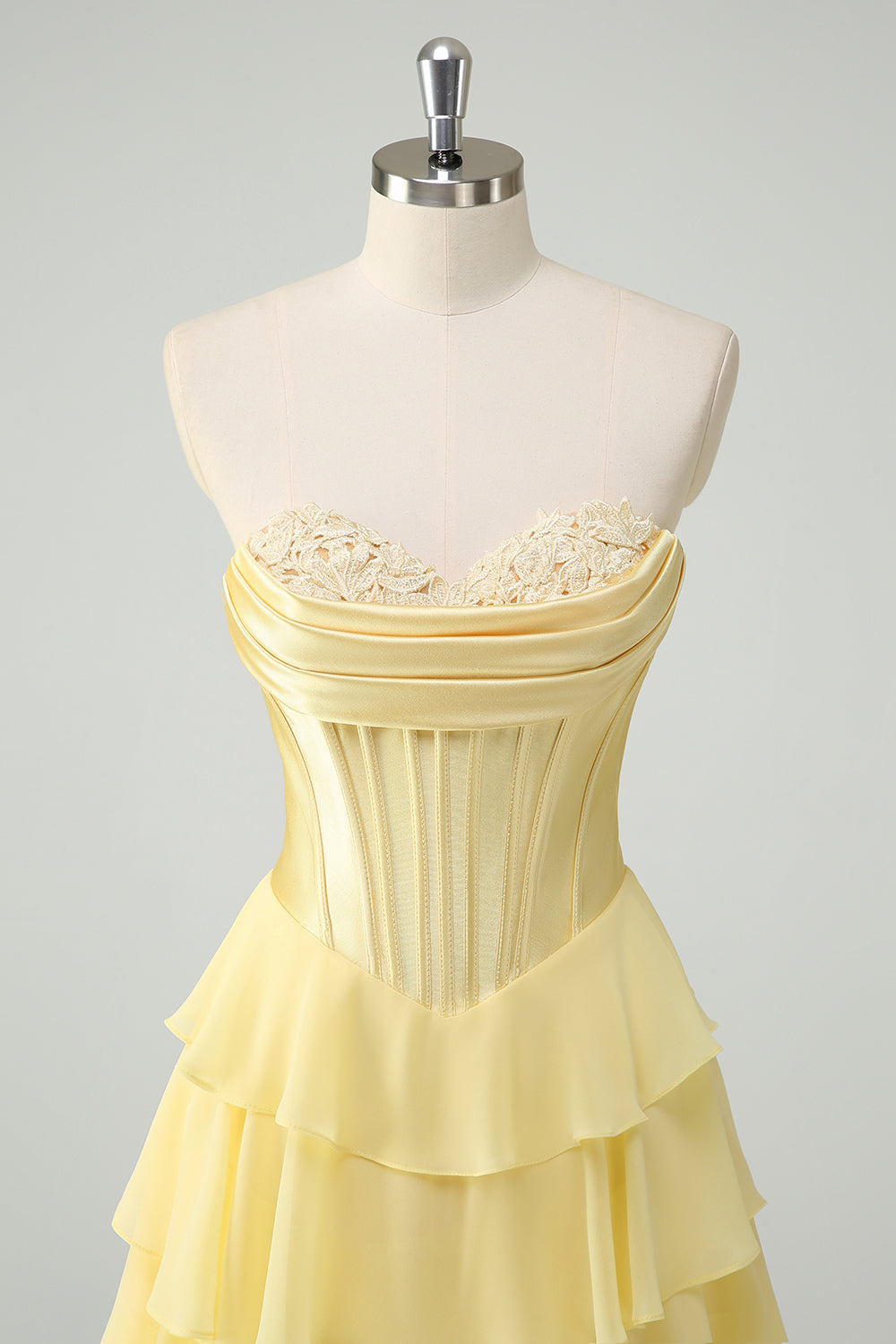 Robe de bal bustier fuchsia en ligne A avec corset, jupe étagée et volants