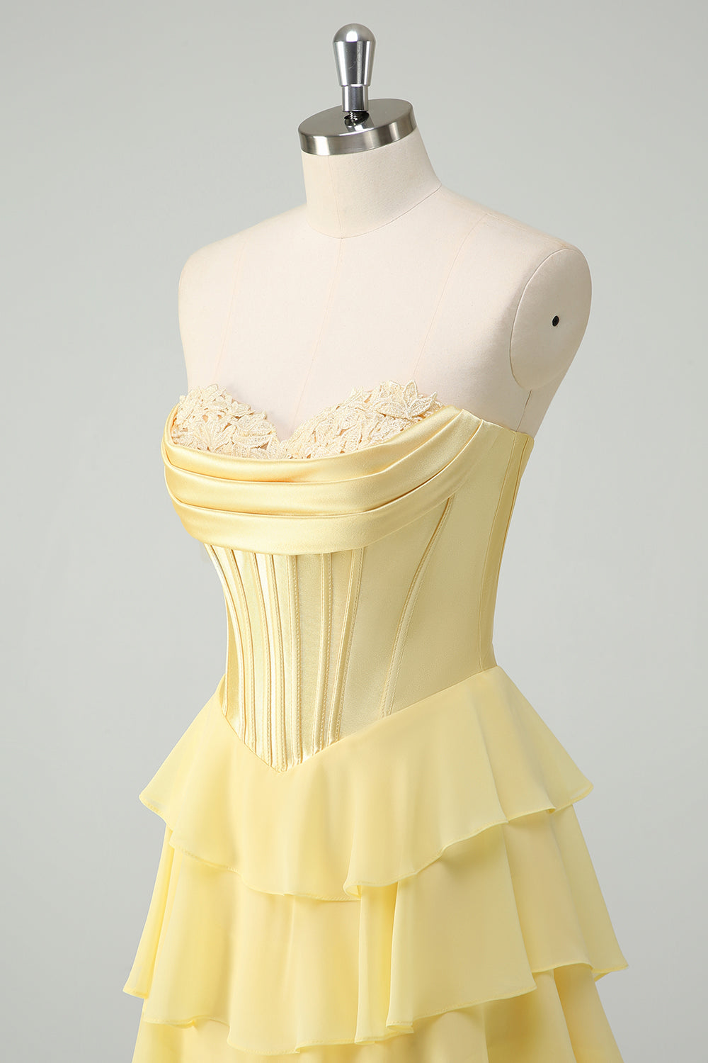Robe de bal bustier fuchsia en ligne A avec corset, jupe étagée et volants