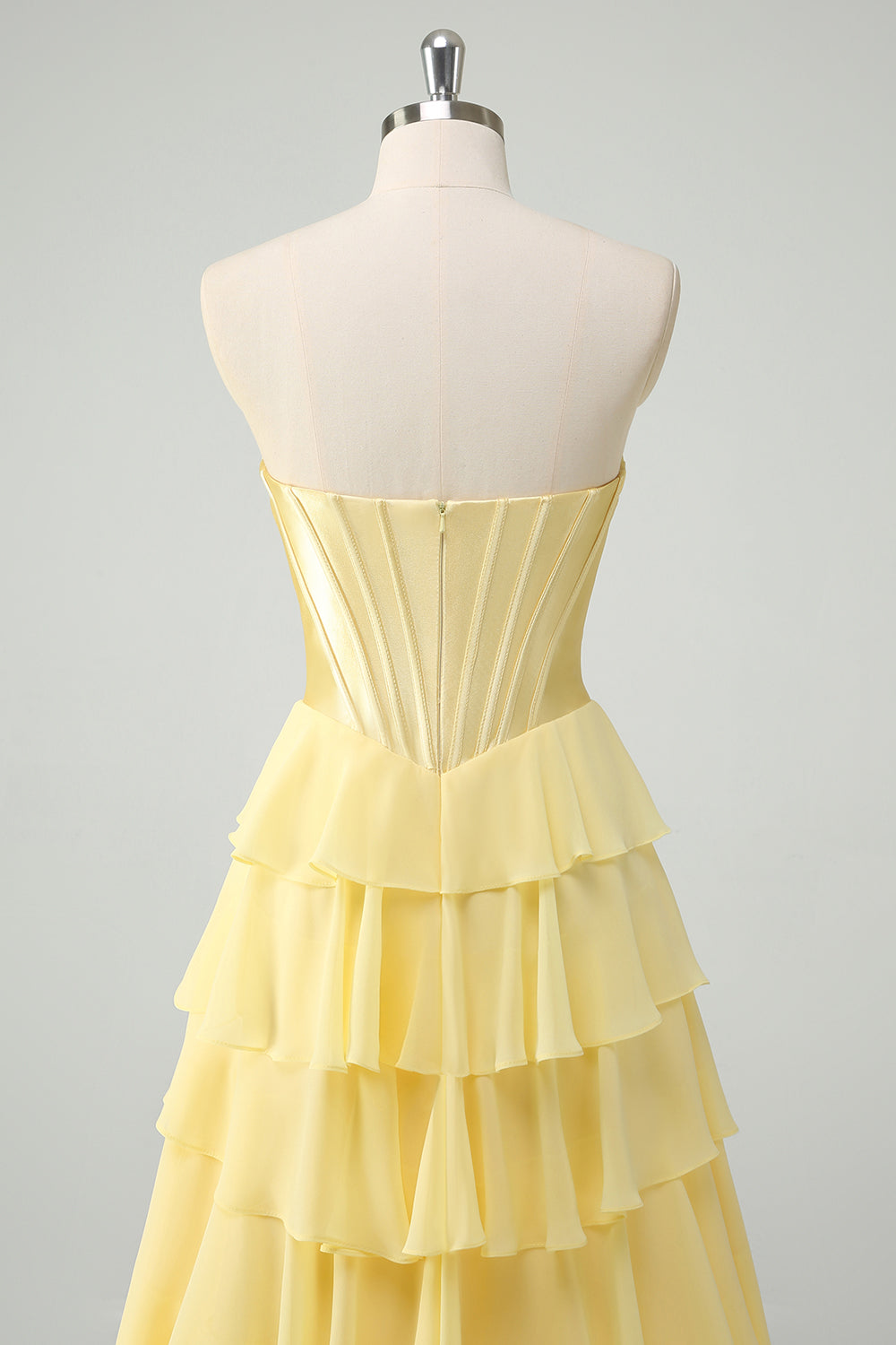 Robe de bal bustier fuchsia en ligne A avec corset, jupe étagée et volants