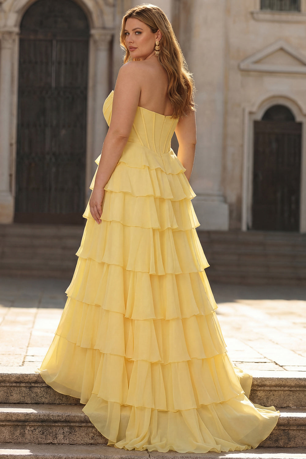 Robe de bal bustier fuchsia en ligne A avec corset, jupe étagée et volants