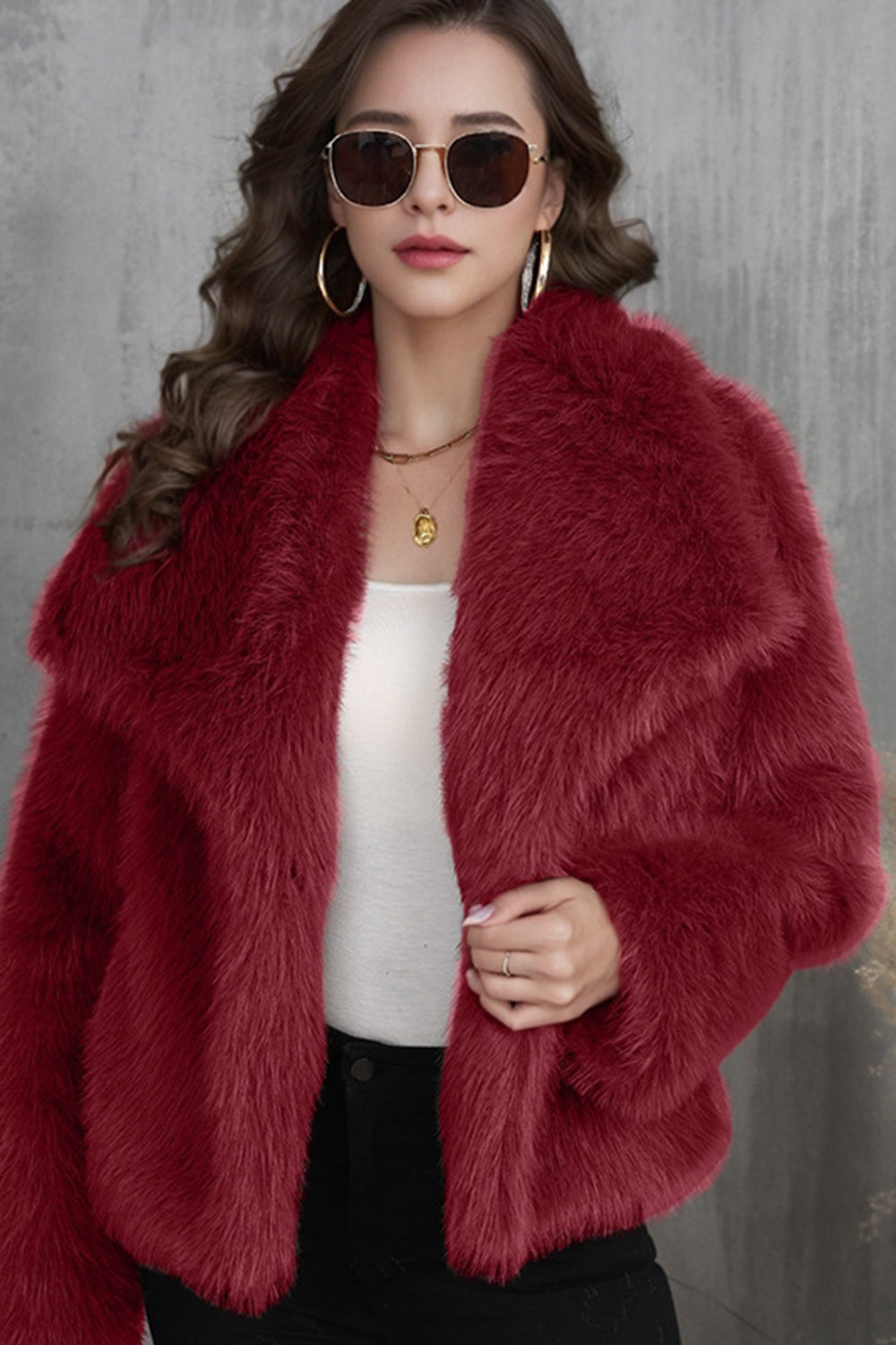 Manteau d'hiver en fausse fourrure noire duveteuse à revers.