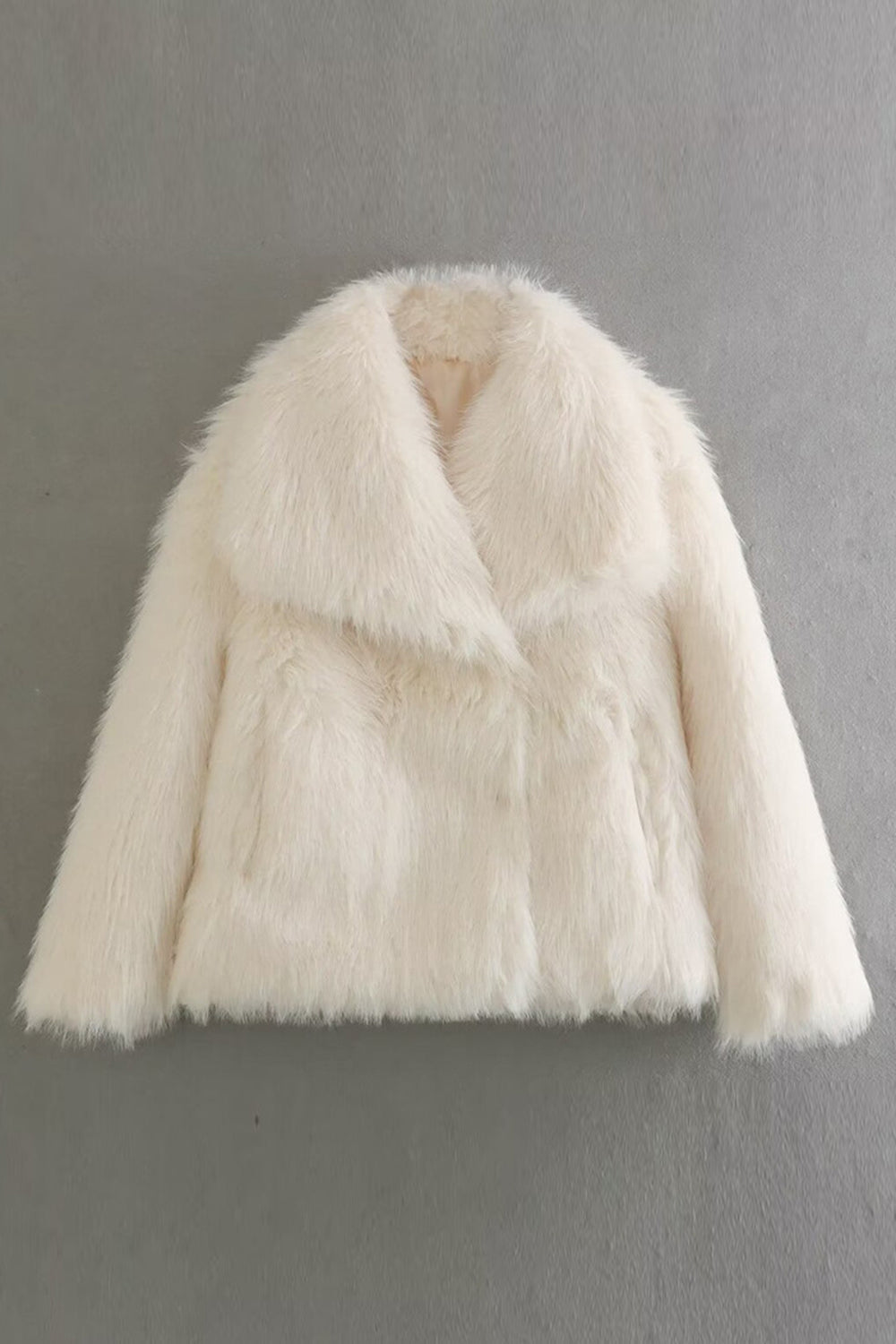 Manteau d'hiver en fausse fourrure noire duveteuse à revers.