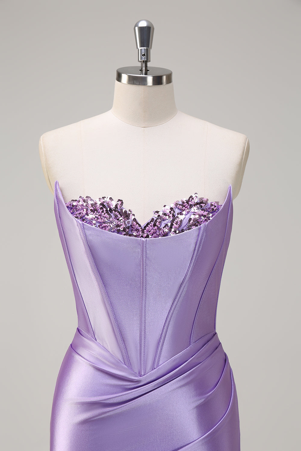 Robe de bal bustier en satin lilas pailleté avec fente et paillettes de sirène