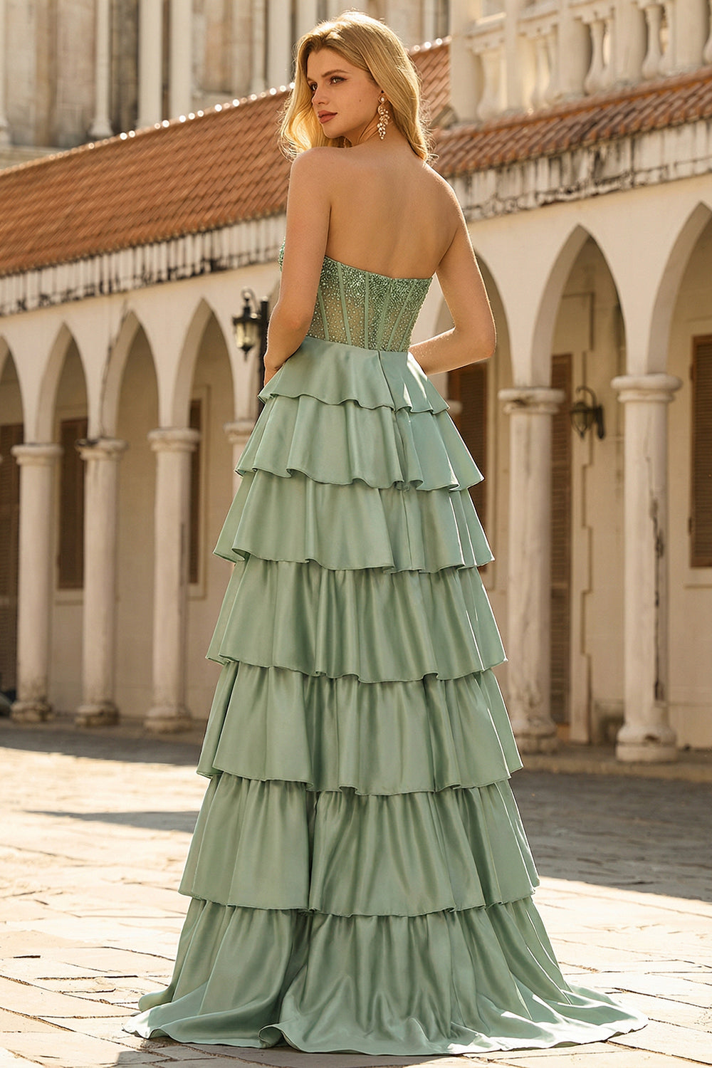 Robe longue de bal de promo Princesse verte à volants étagés, taille basque et perles