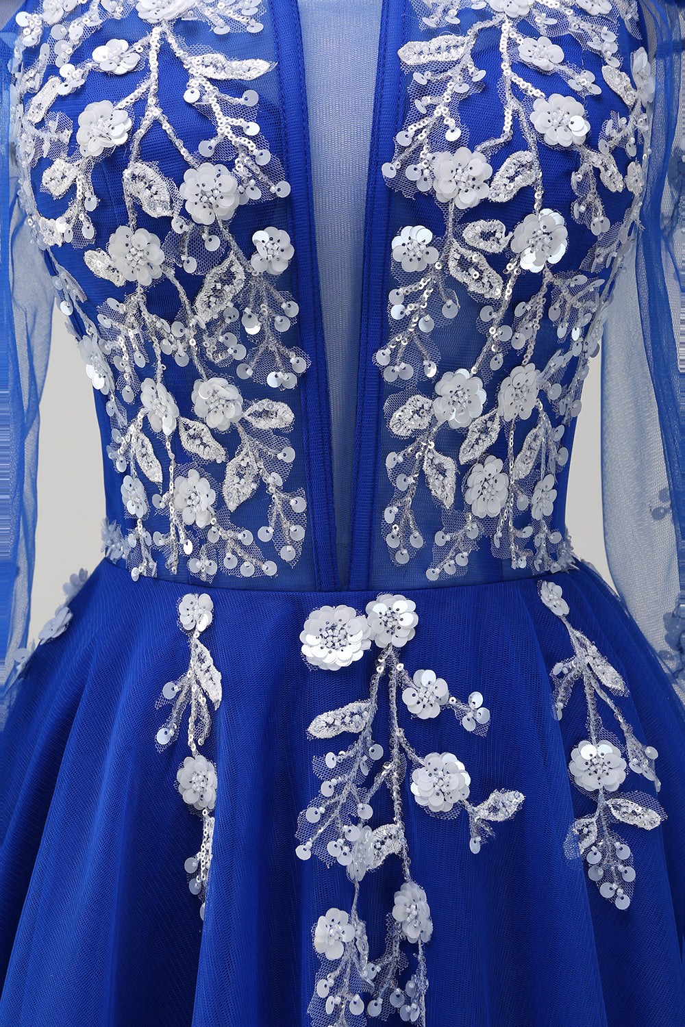 Robe de bal longue bleu roi scintillante, coupe trapèze, épaules dénudées et manches longues avec applications