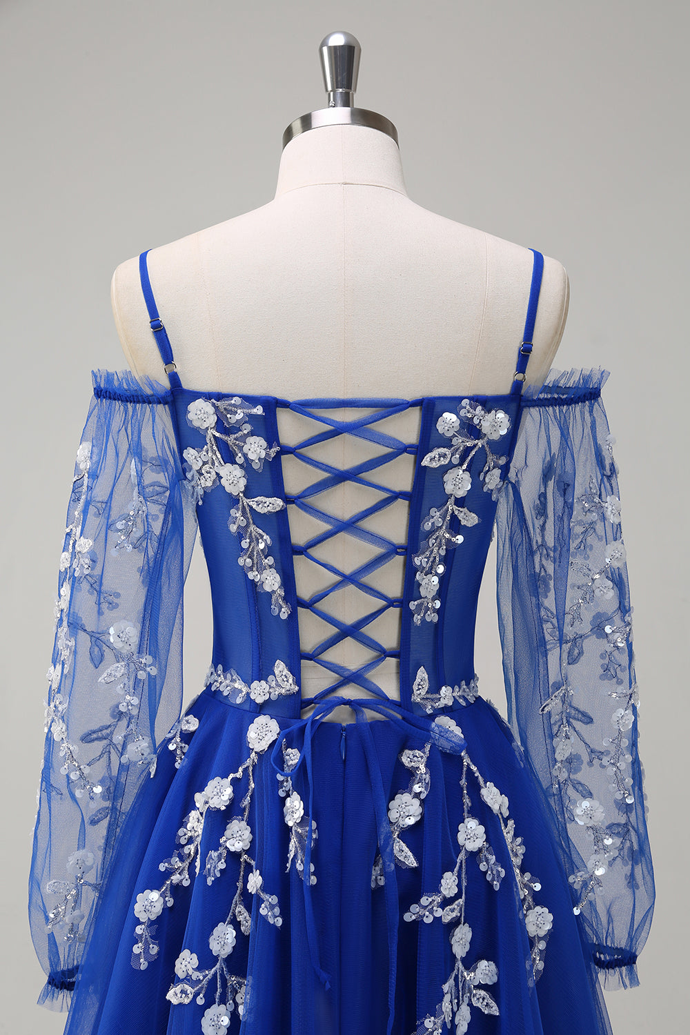 Robe de bal longue bleu roi scintillante, coupe trapèze, épaules dénudées et manches longues avec applications