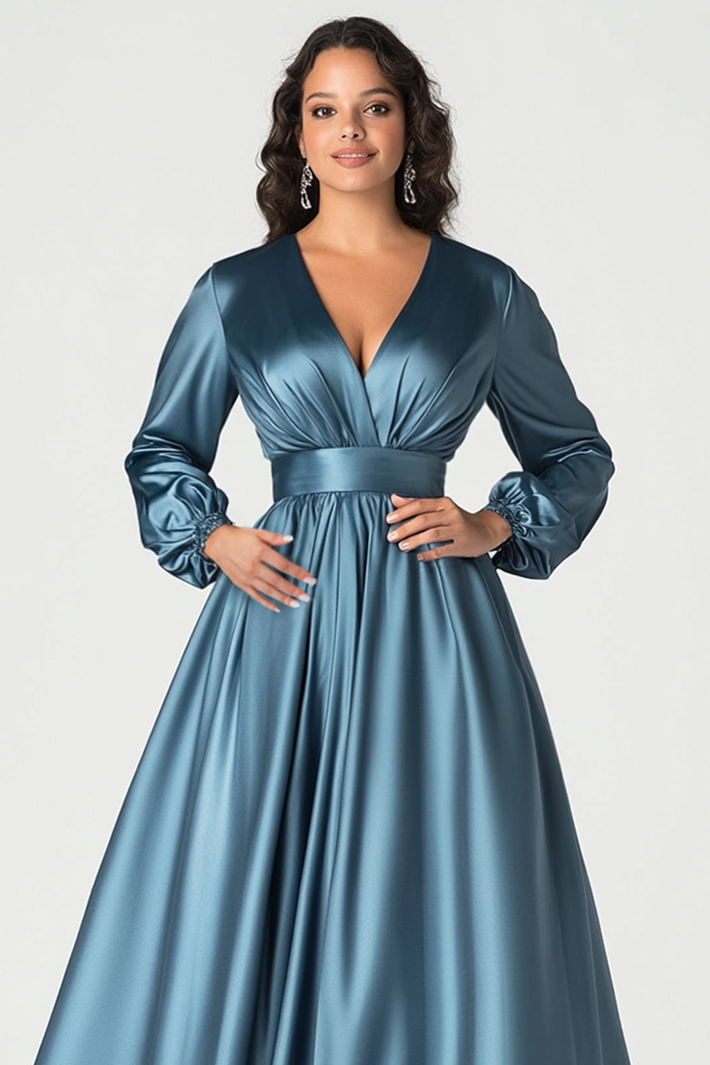 Robe de mère de la mariée en satin gris-bleu à col en V et manches longues