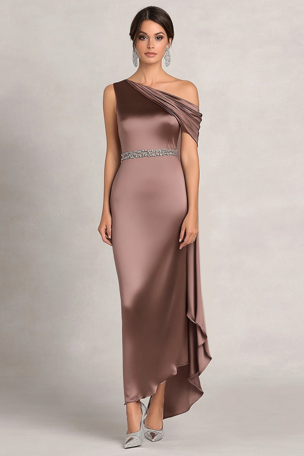 Robe de Chœur Longue Taupe en Satin Perlé Épaule Unique Fourreau