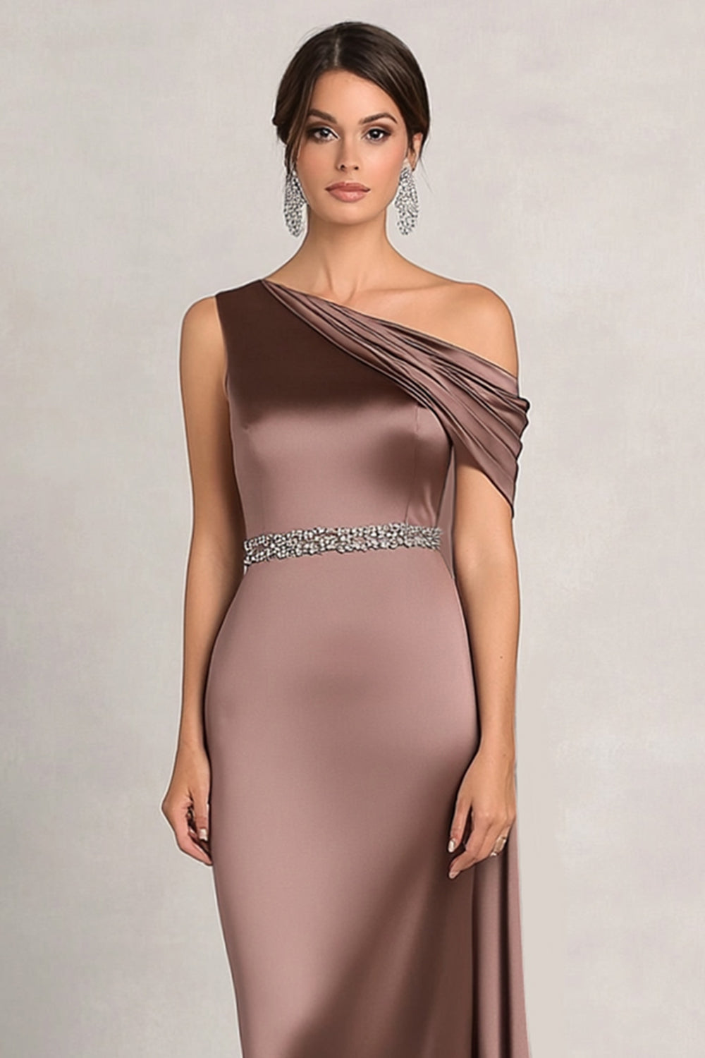 Robe de Chœur Longue Taupe en Satin Perlé Épaule Unique Fourreau