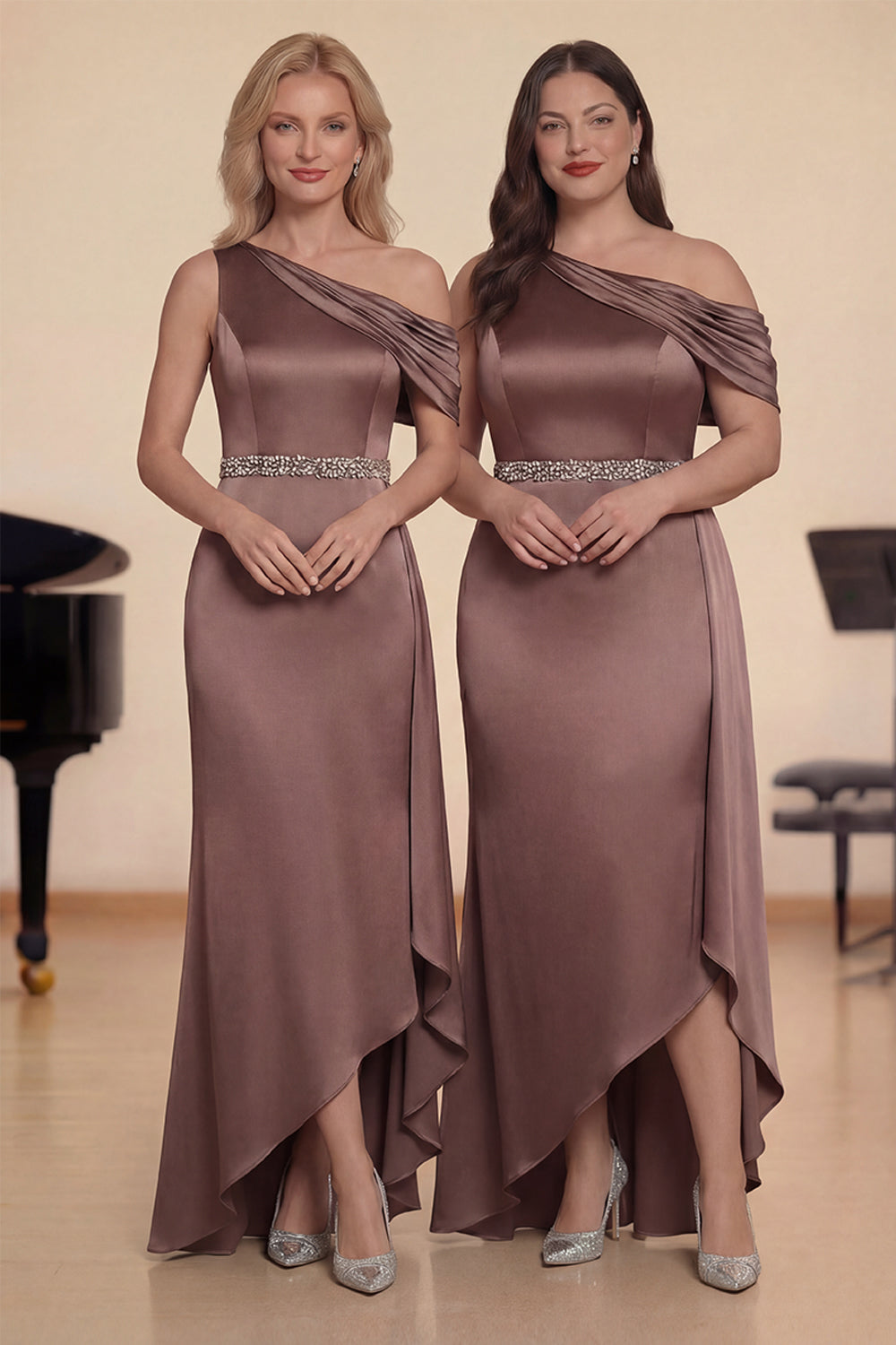 Robe de Chœur Longue Taupe en Satin Perlé Épaule Unique Fourreau