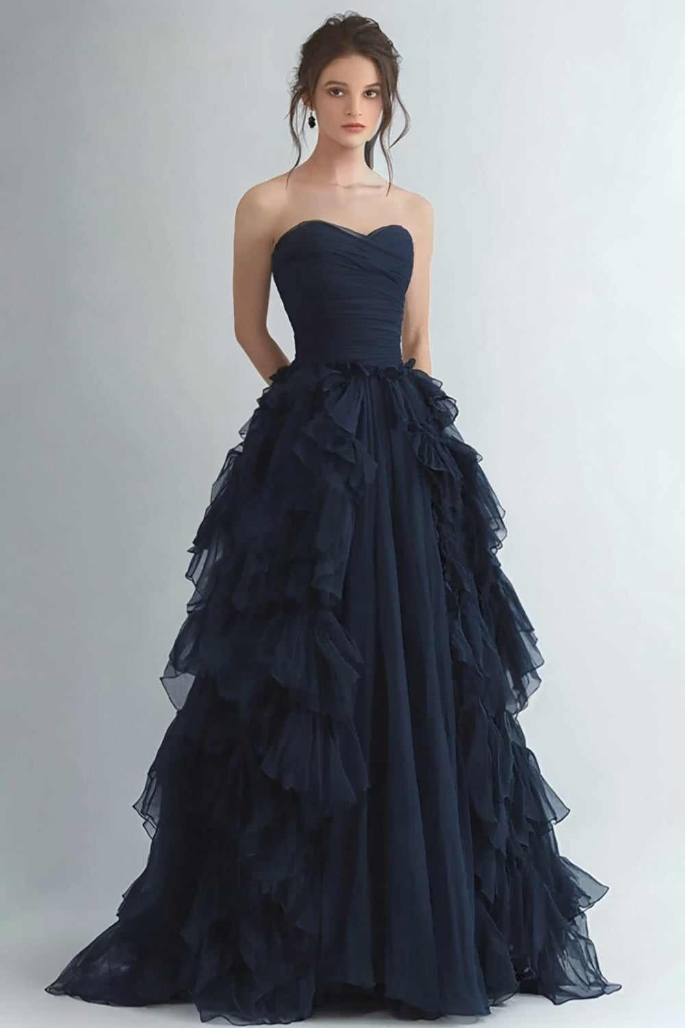 Robe de soirée bustier trapèze étagée en organza bleu marine