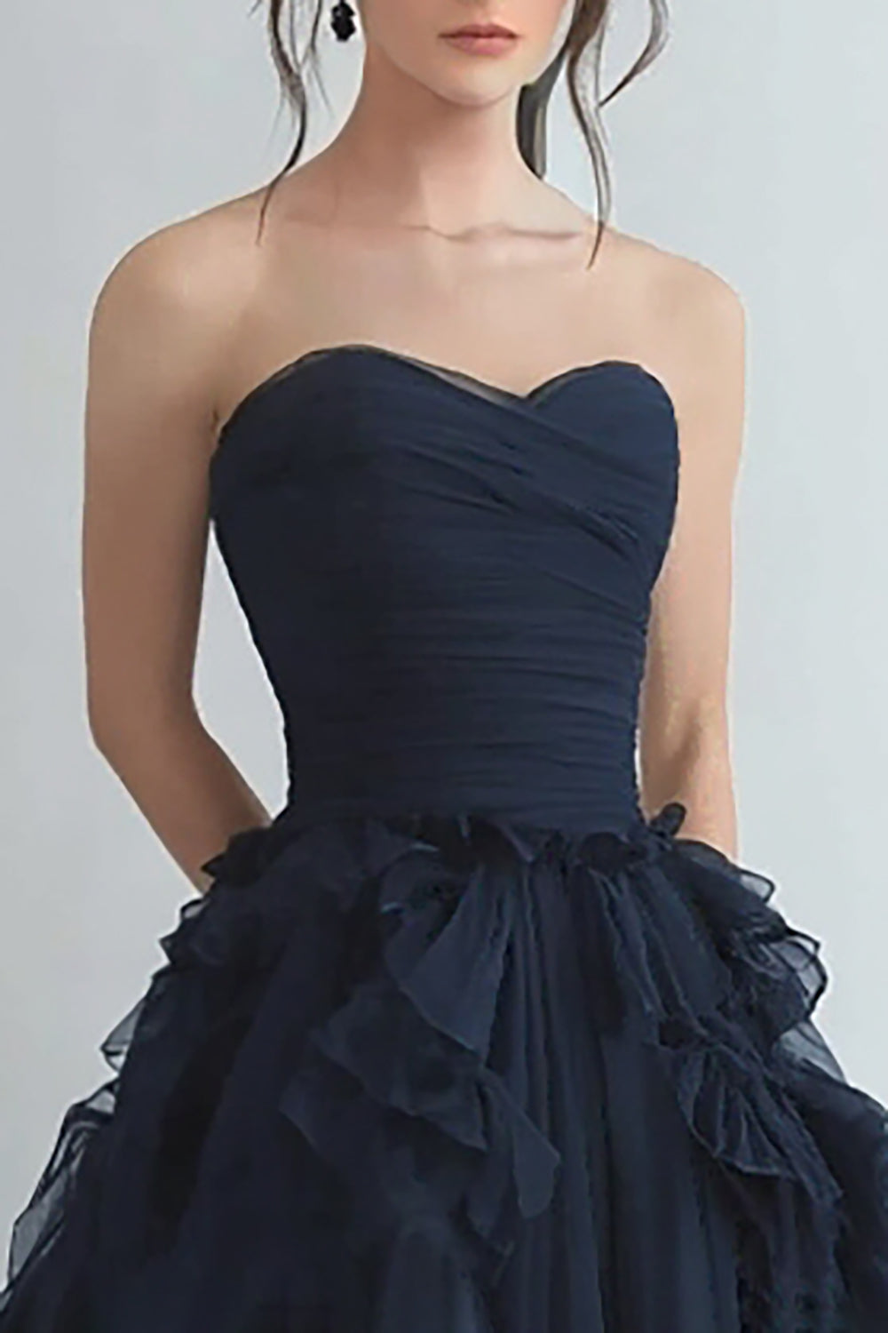 Robe de soirée bustier trapèze étagée en organza bleu marine