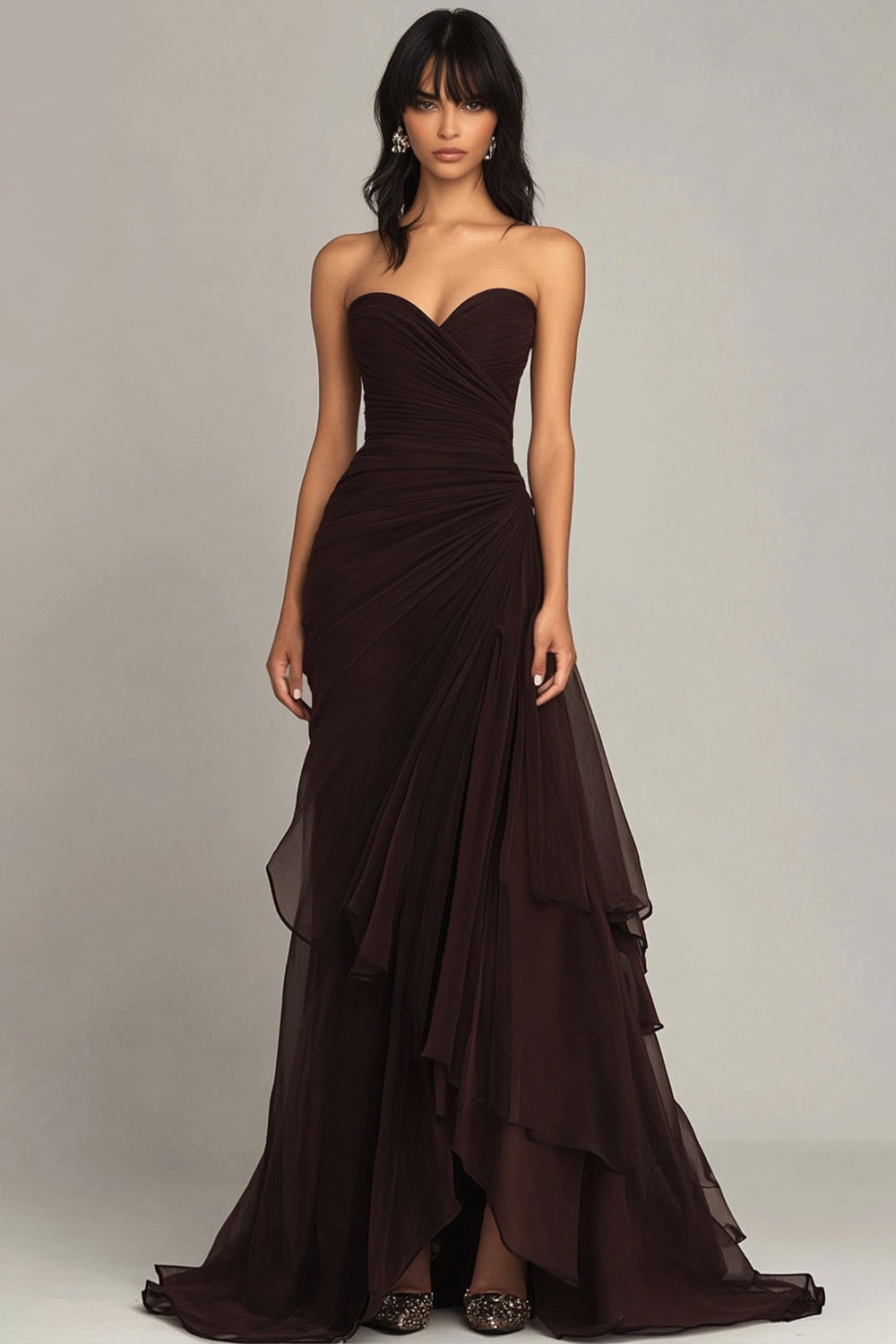 Robe de soirée marron foncé avec décolleté cœur, fronces et volants