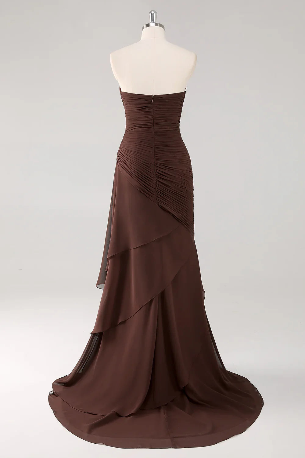 Robe de soirée marron foncé avec décolleté cœur, fronces et volants