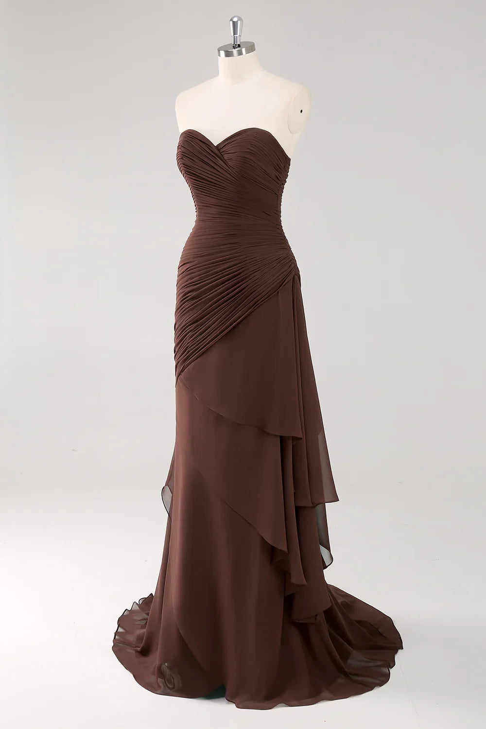 Robe de soirée marron foncé avec décolleté cœur, fronces et volants