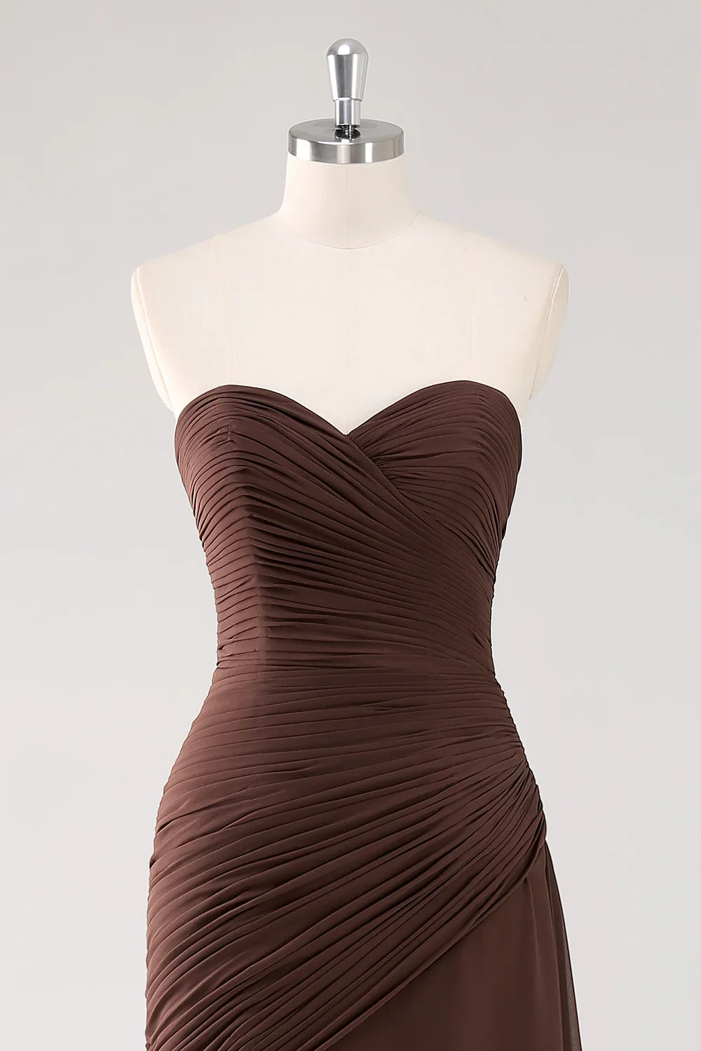 Robe de soirée marron foncé avec décolleté cœur, fronces et volants
