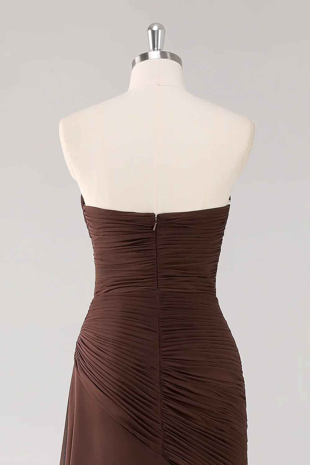 Robe de soirée marron foncé avec décolleté cœur, fronces et volants