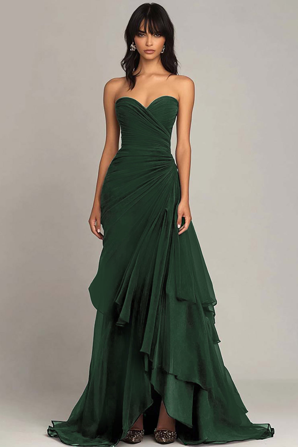 Robe de soirée marron foncé avec décolleté cœur, fronces et volants