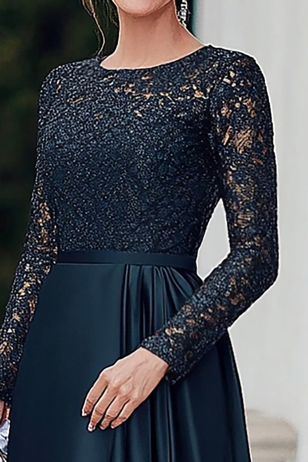 Robe de mariée en satin bleu marine avec dentelle et encolure dégagée, manches longues