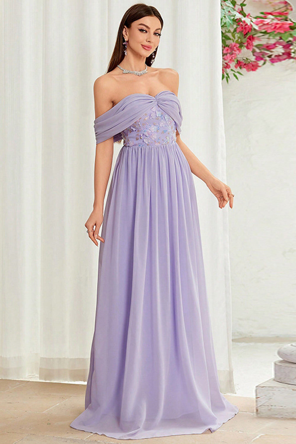 Robe de bal longue fleurie gris violet à épaules dénudées