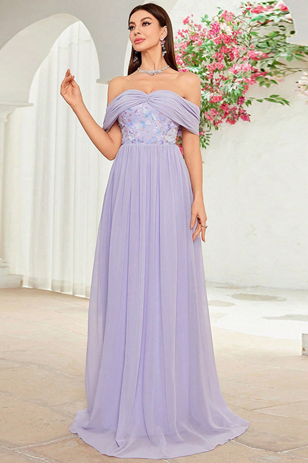 Robe de bal longue fleurie gris violet à épaules dénudées