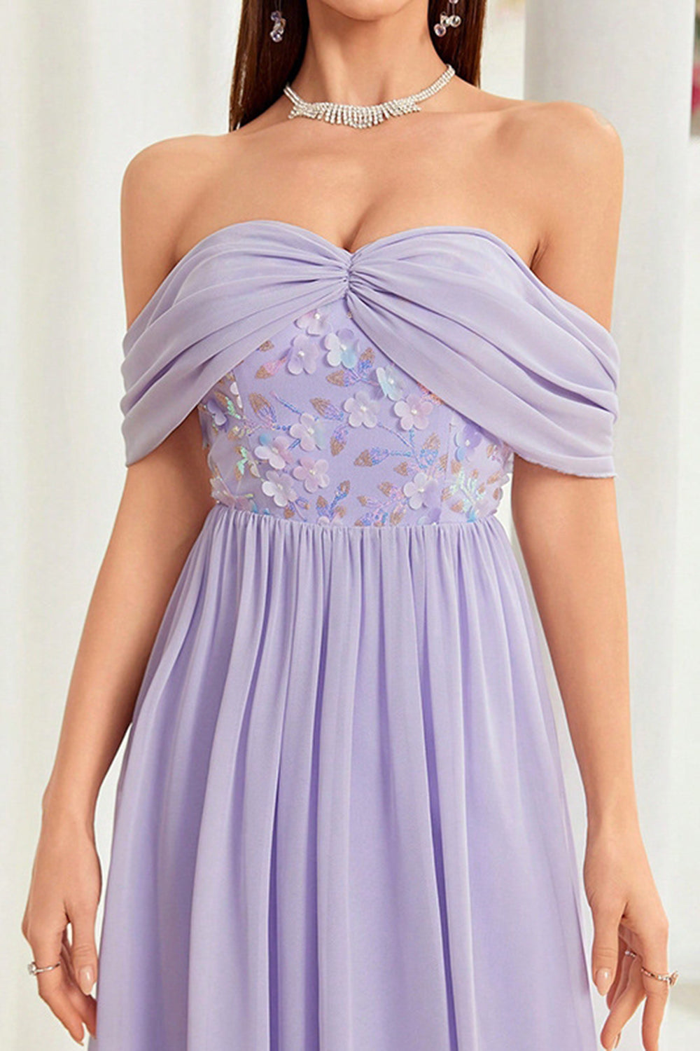 Robe de bal longue fleurie gris violet à épaules dénudées