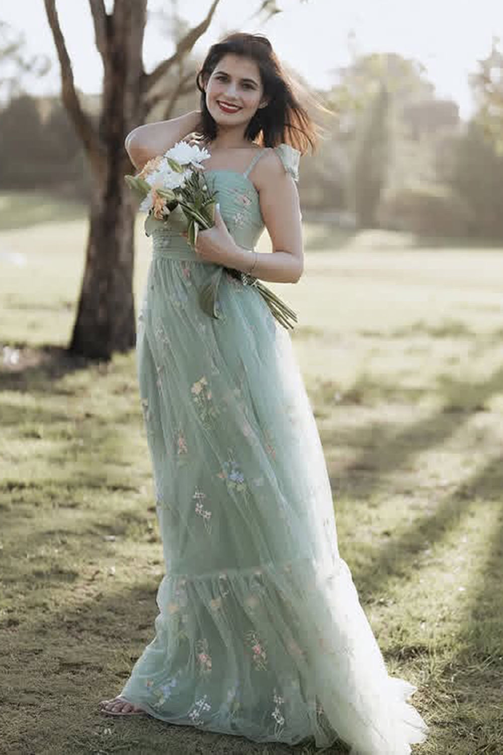 Robe de bal longue en tulle vert avec bretelles spaghetti, coupe trapèze et ruché brodé