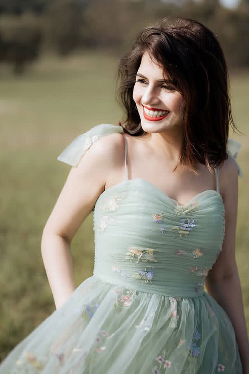 Robe de bal longue en tulle vert avec bretelles spaghetti, coupe trapèze et ruché brodé
