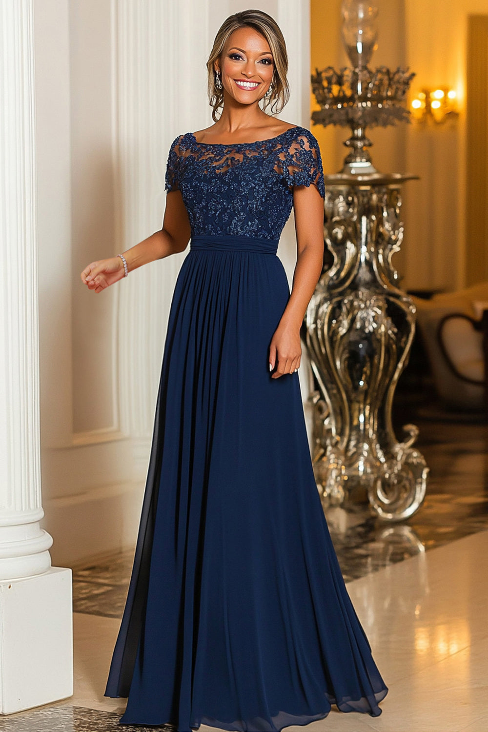 Robe longue de mère de la mariée en mousseline de soie coupe trapèze col bateau avec manches courtes, applications de dentelle