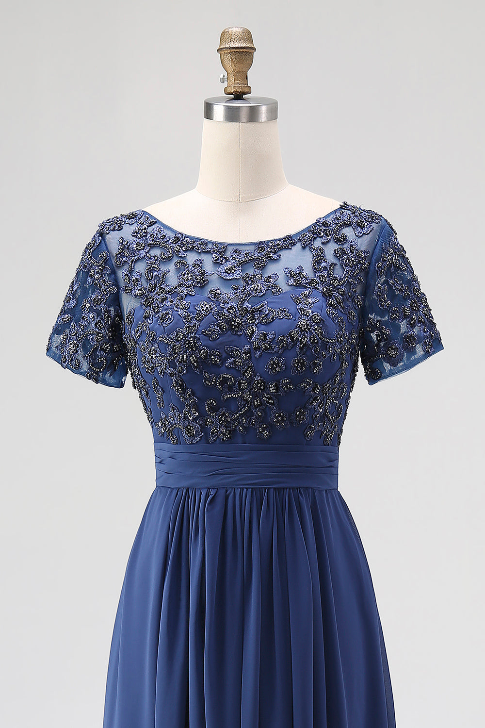 Robe longue de mère de la mariée en mousseline de soie coupe trapèze col bateau avec manches courtes, applications de dentelle