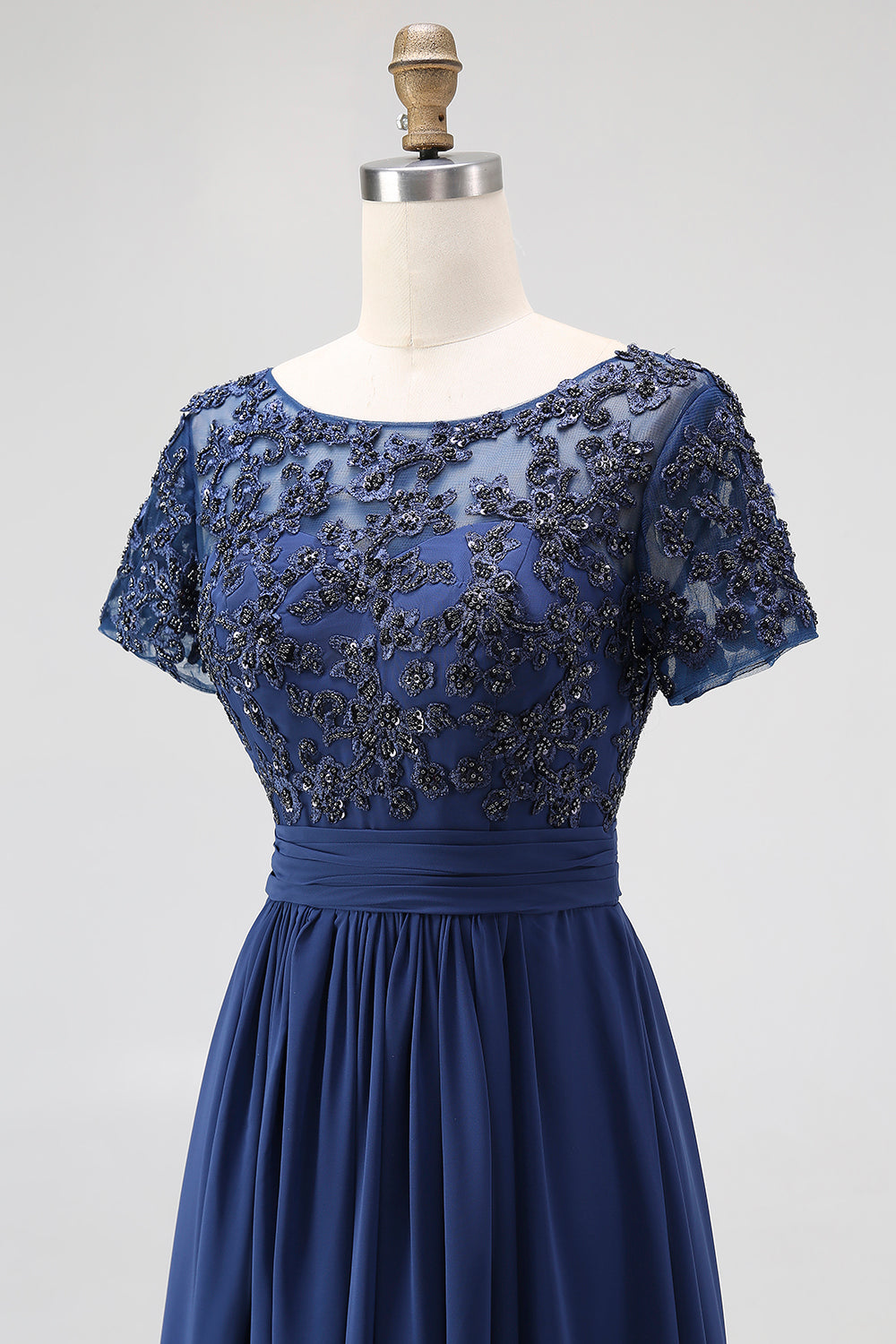Robe longue de mère de la mariée en mousseline de soie coupe trapèze col bateau avec manches courtes, applications de dentelle
