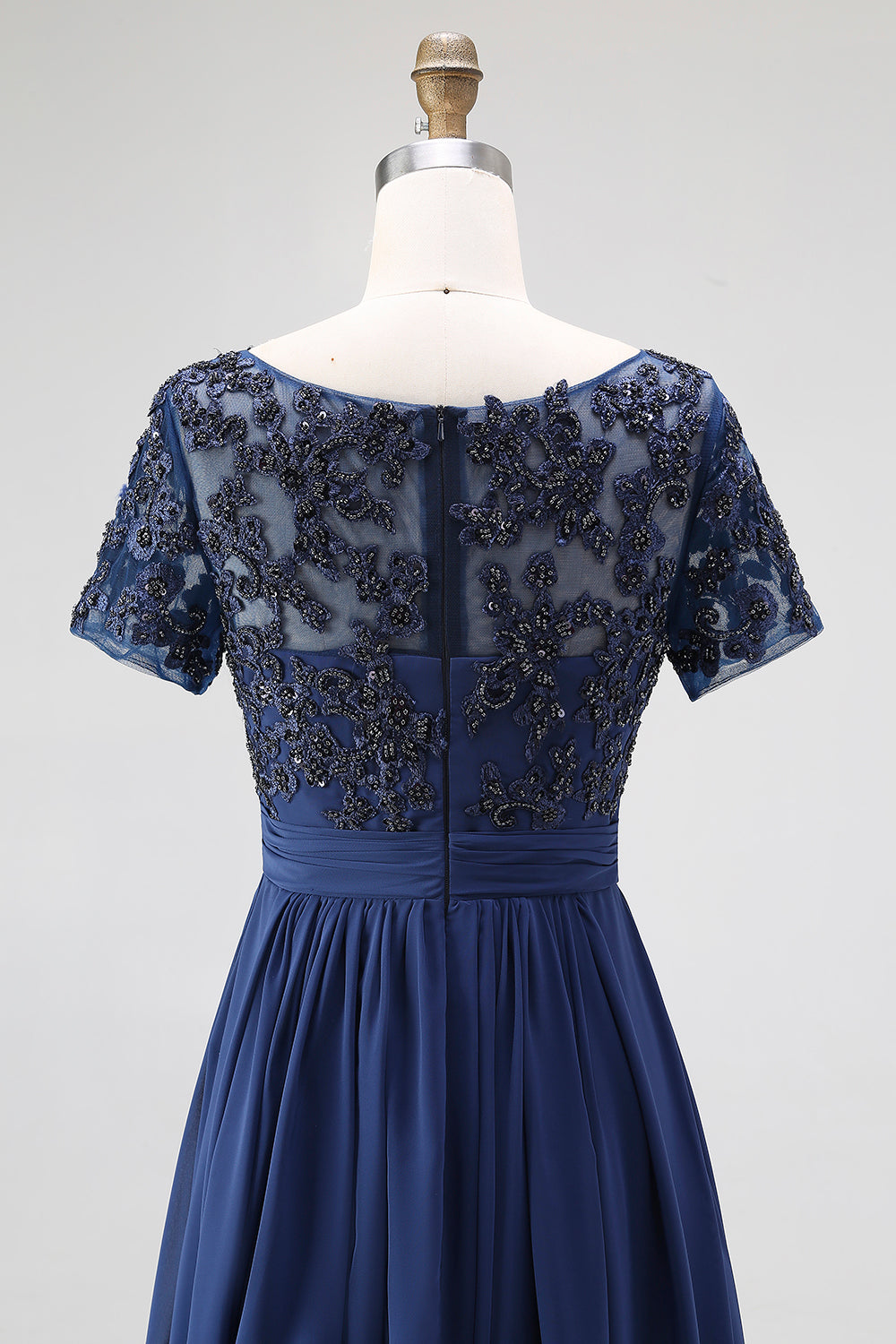 Robe longue de mère de la mariée en mousseline de soie coupe trapèze col bateau avec manches courtes, applications de dentelle