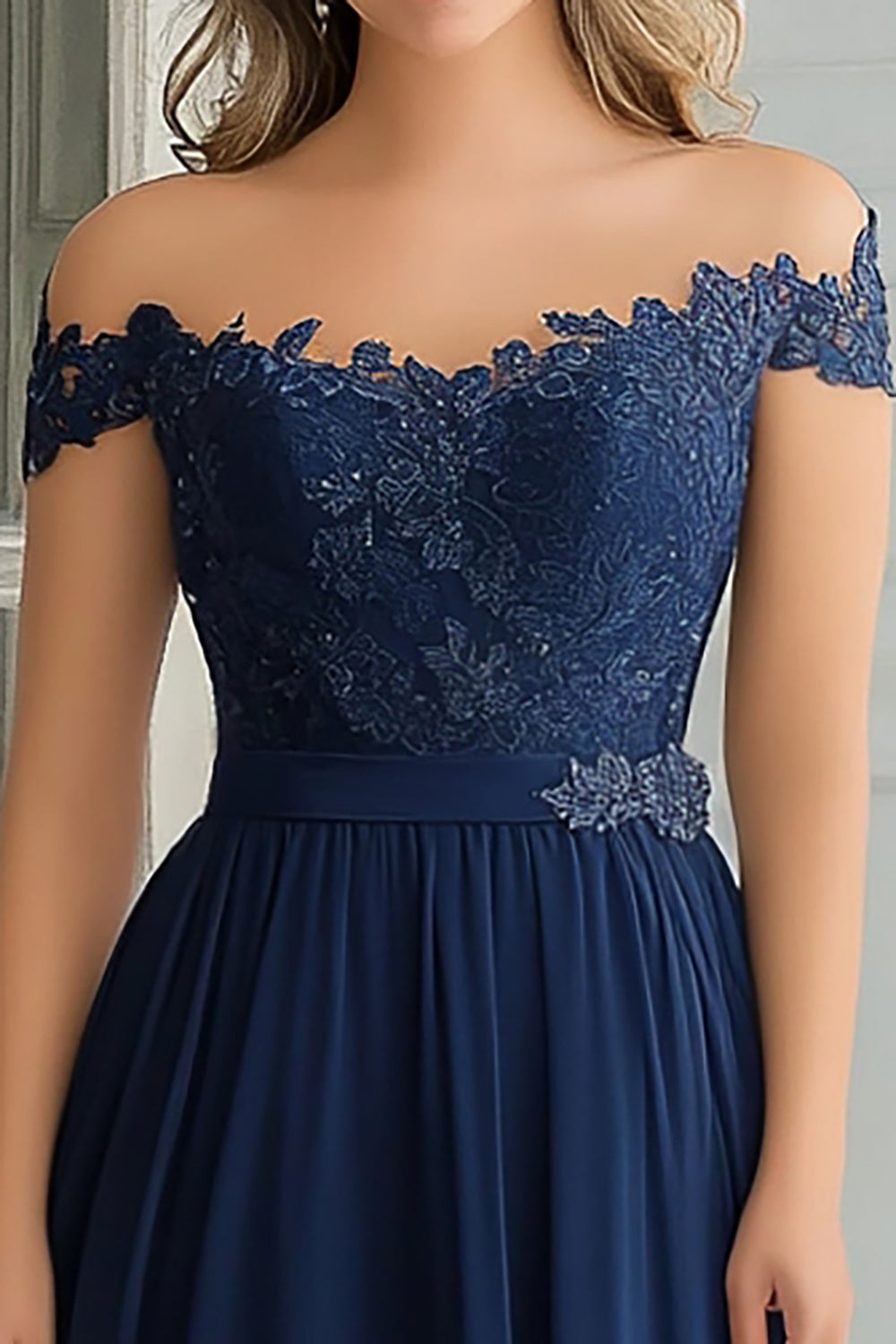 Robe longue de mère de la mariée élégante bleu marine coupe évasée en mousseline et dentelle avec épaules dénudées