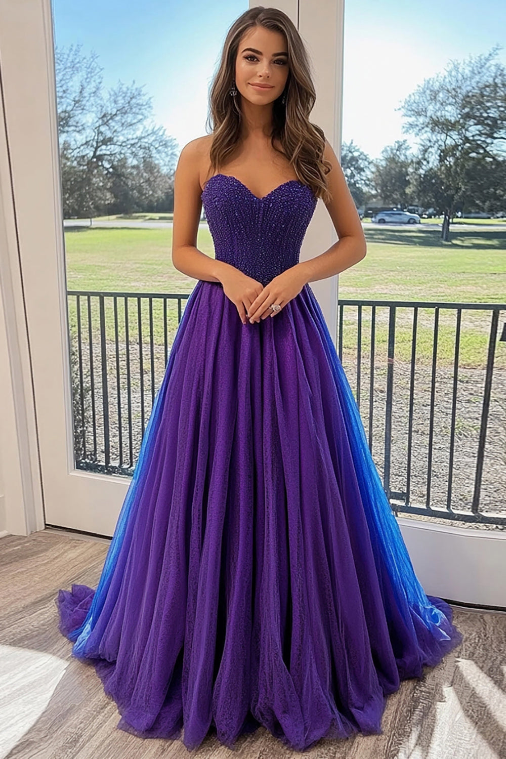Robe de bal longue en tulle prune avec appliques et encolure cœur type princesse