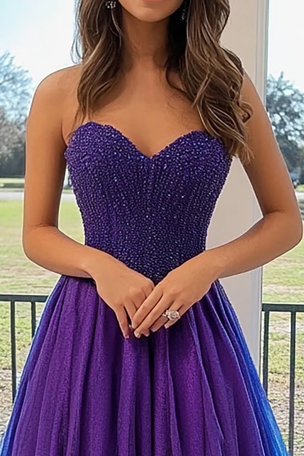 Robe de bal longue en tulle prune avec appliques et encolure cœur type princesse