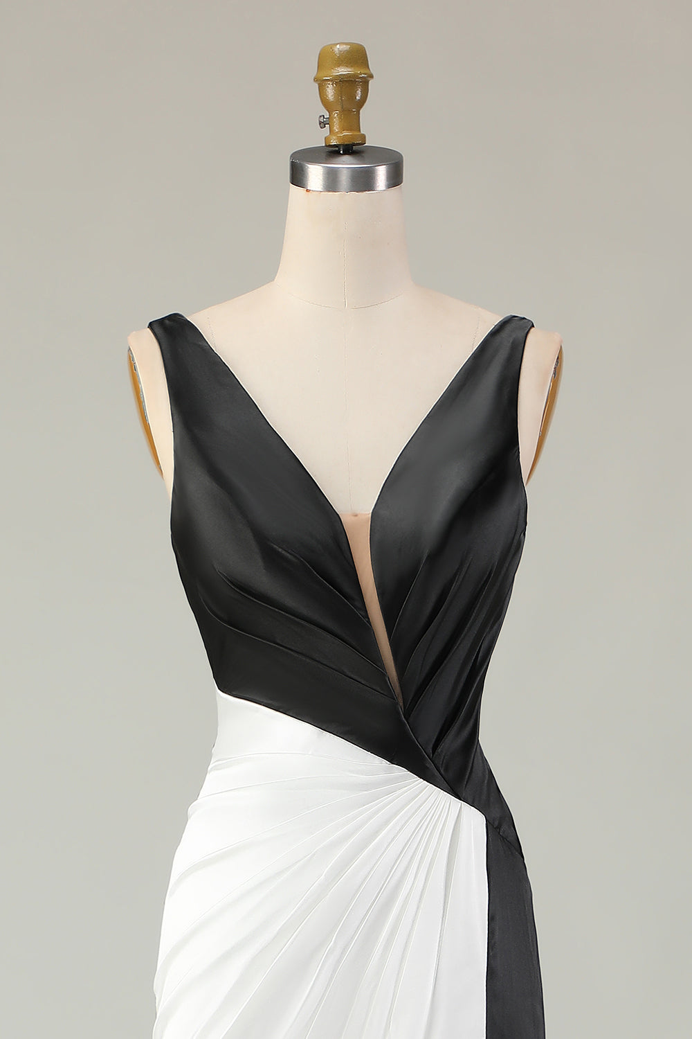 Robe longue de soirée fourreau noire et blanche, décolleté plongeant en V