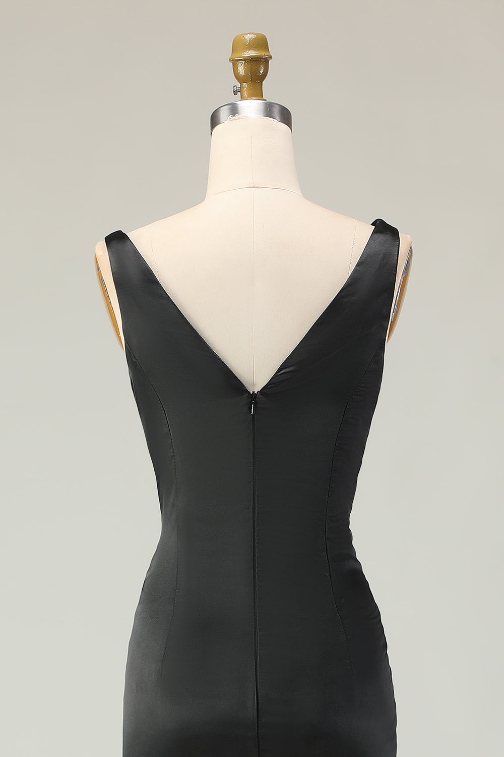 Robe longue de soirée fourreau noire et blanche, décolleté plongeant en V
