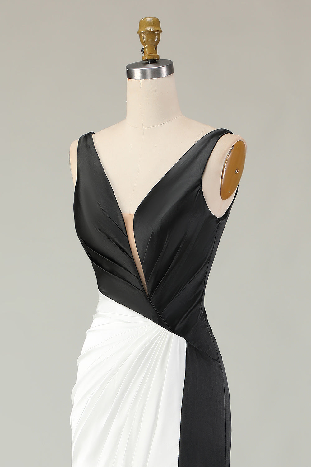 Robe longue de soirée fourreau noire et blanche, décolleté plongeant en V
