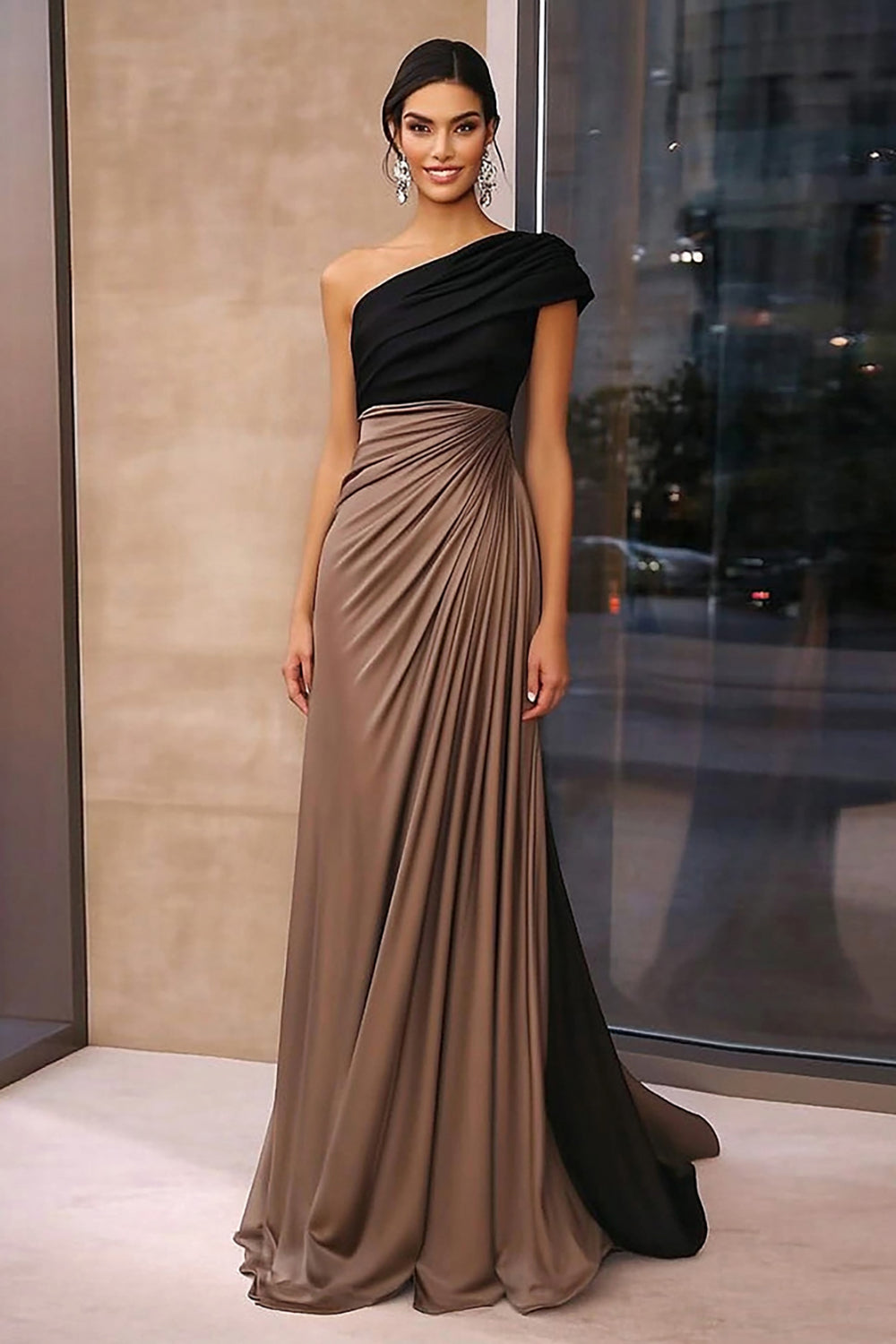 Robe de soirée fourreau en crêpe marron ruchée à une épaule