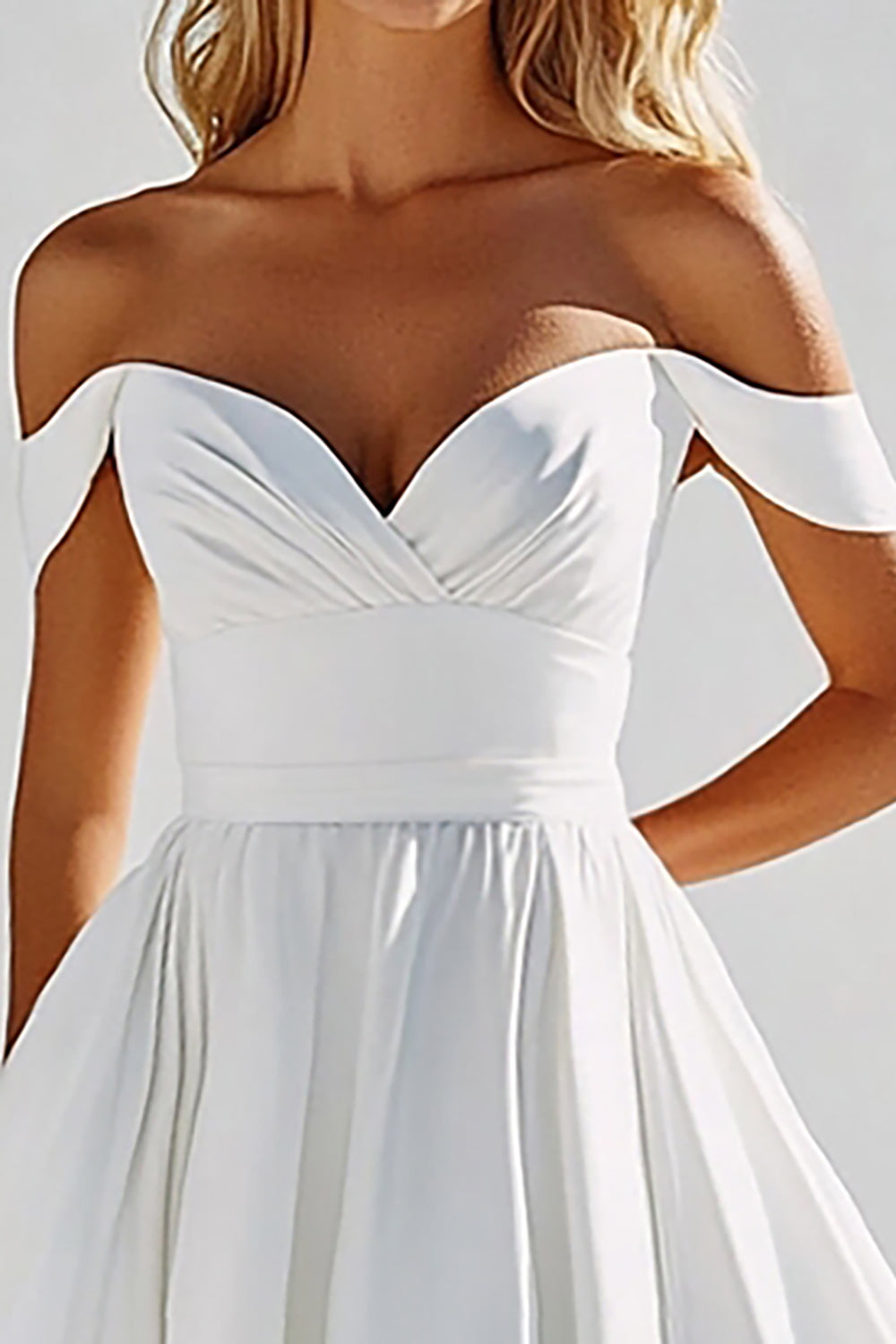 Robe de bal courte en satin blanc coupe trapèze et épaules dénudées