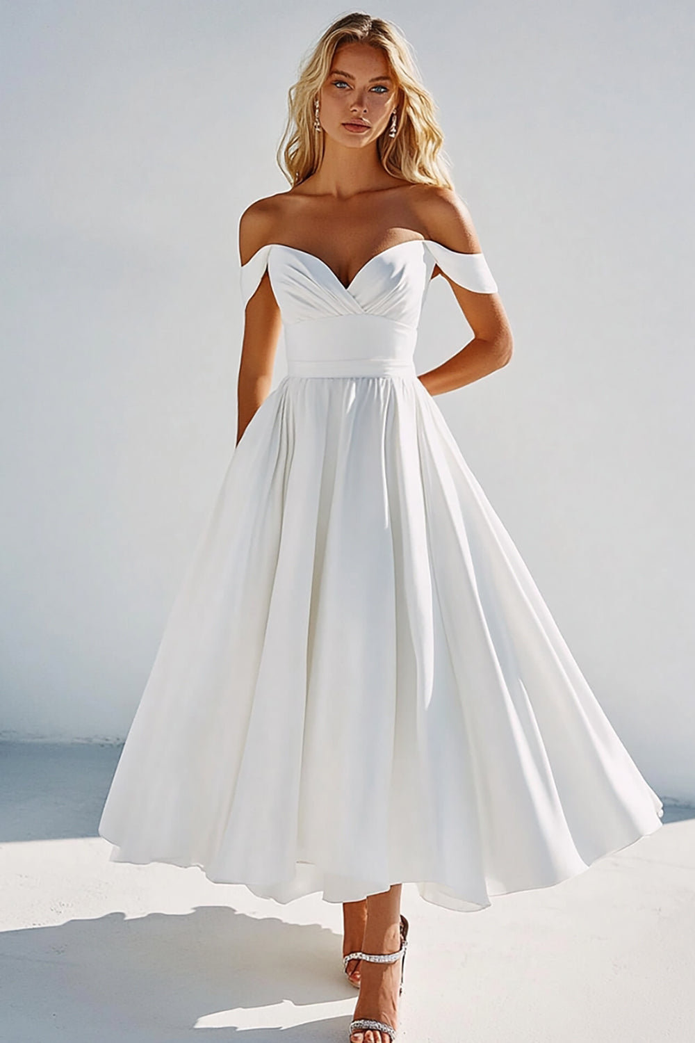 Robe de bal courte en satin blanc coupe trapèze et épaules dénudées