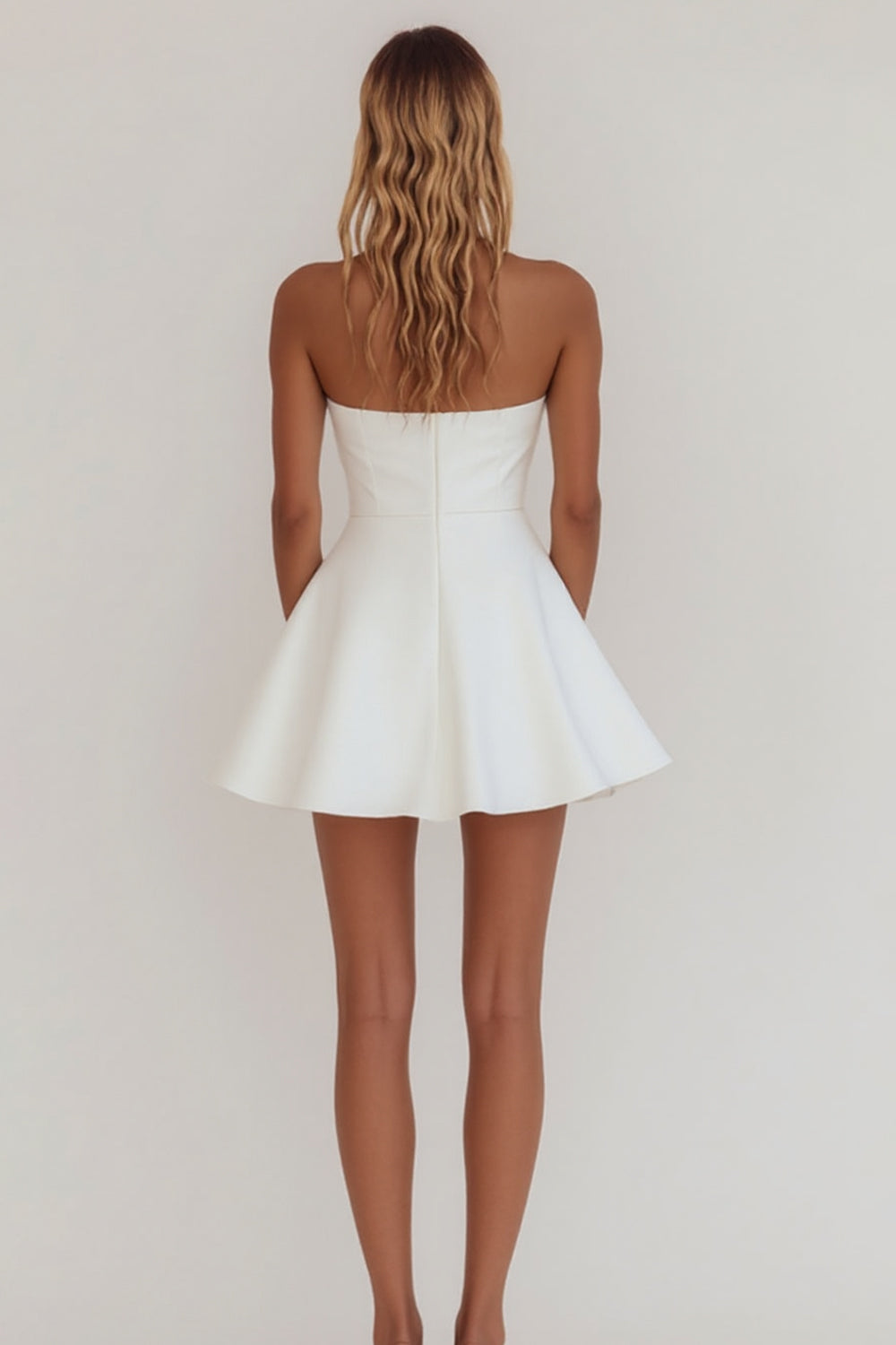 Robe de bal de fin d'études courte trapèze simple bustier blanche