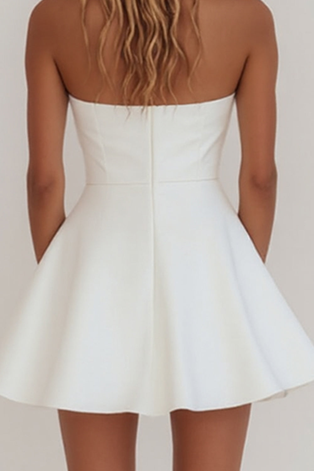 Robe de bal de fin d'études courte trapèze simple bustier blanche