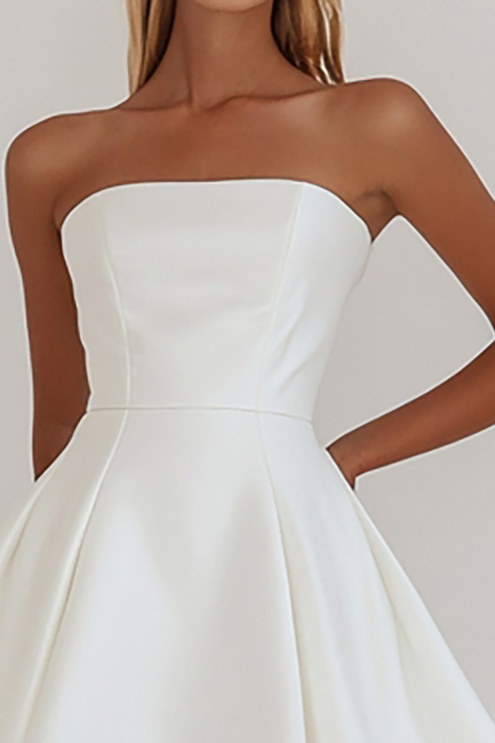Robe de bal de fin d'études courte trapèze simple bustier blanche