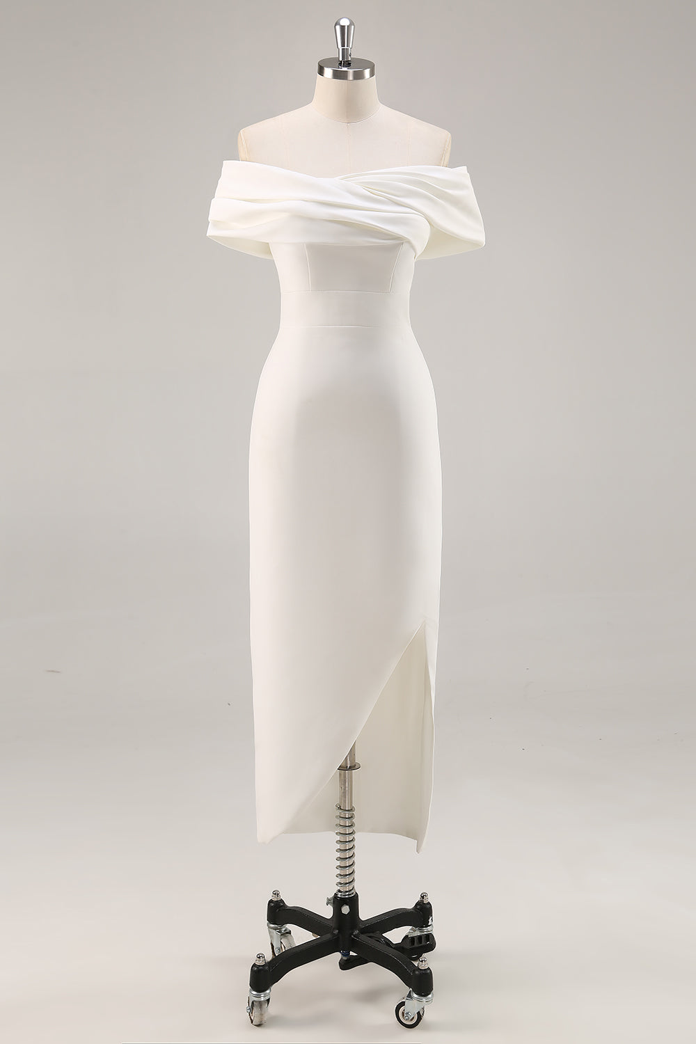 Robe de bal de fin d'année asymétrique en satin mat fourreau blanc à épaules dénudées