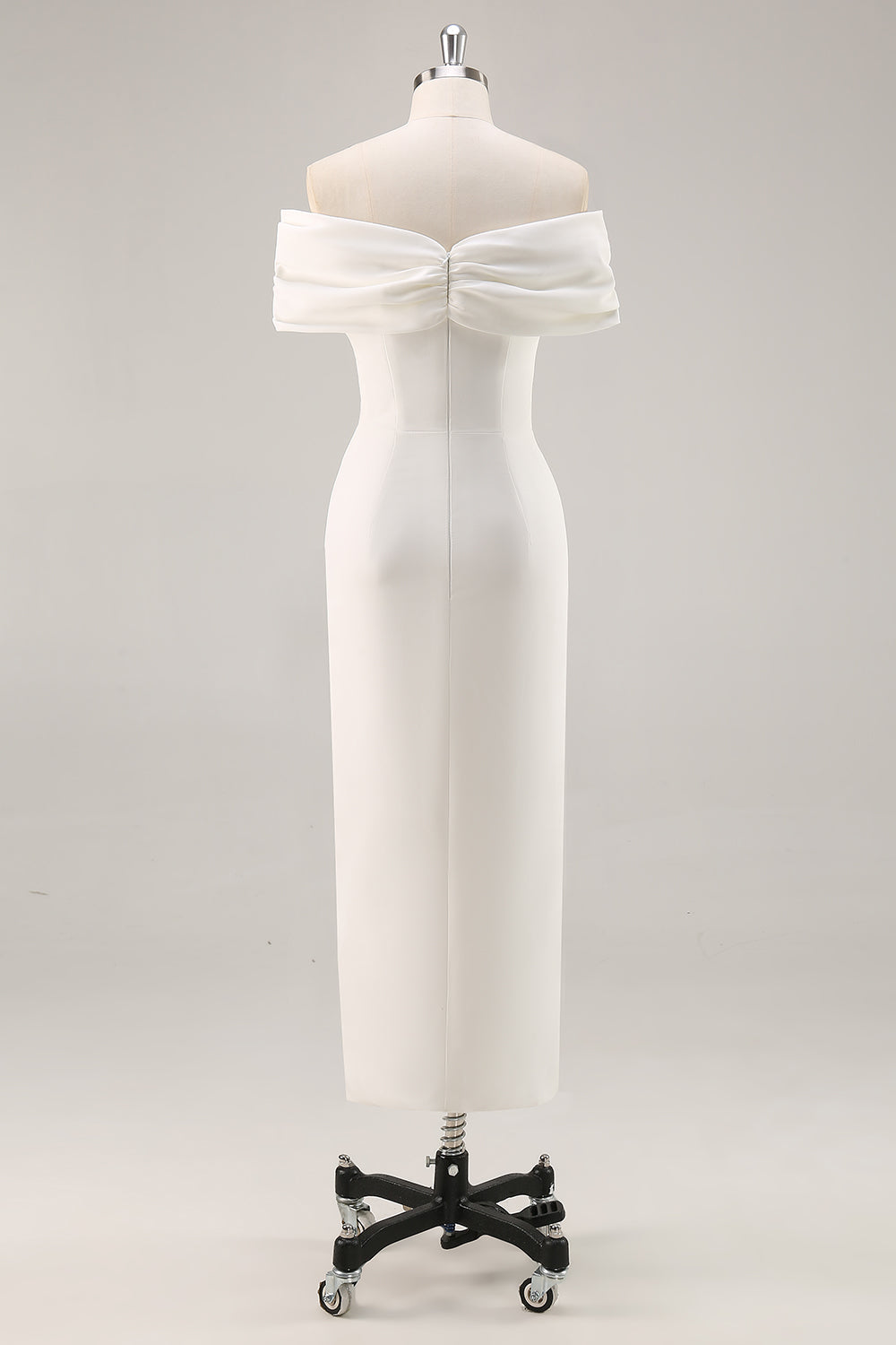 Robe de bal de fin d'année asymétrique en satin mat fourreau blanc à épaules dénudées