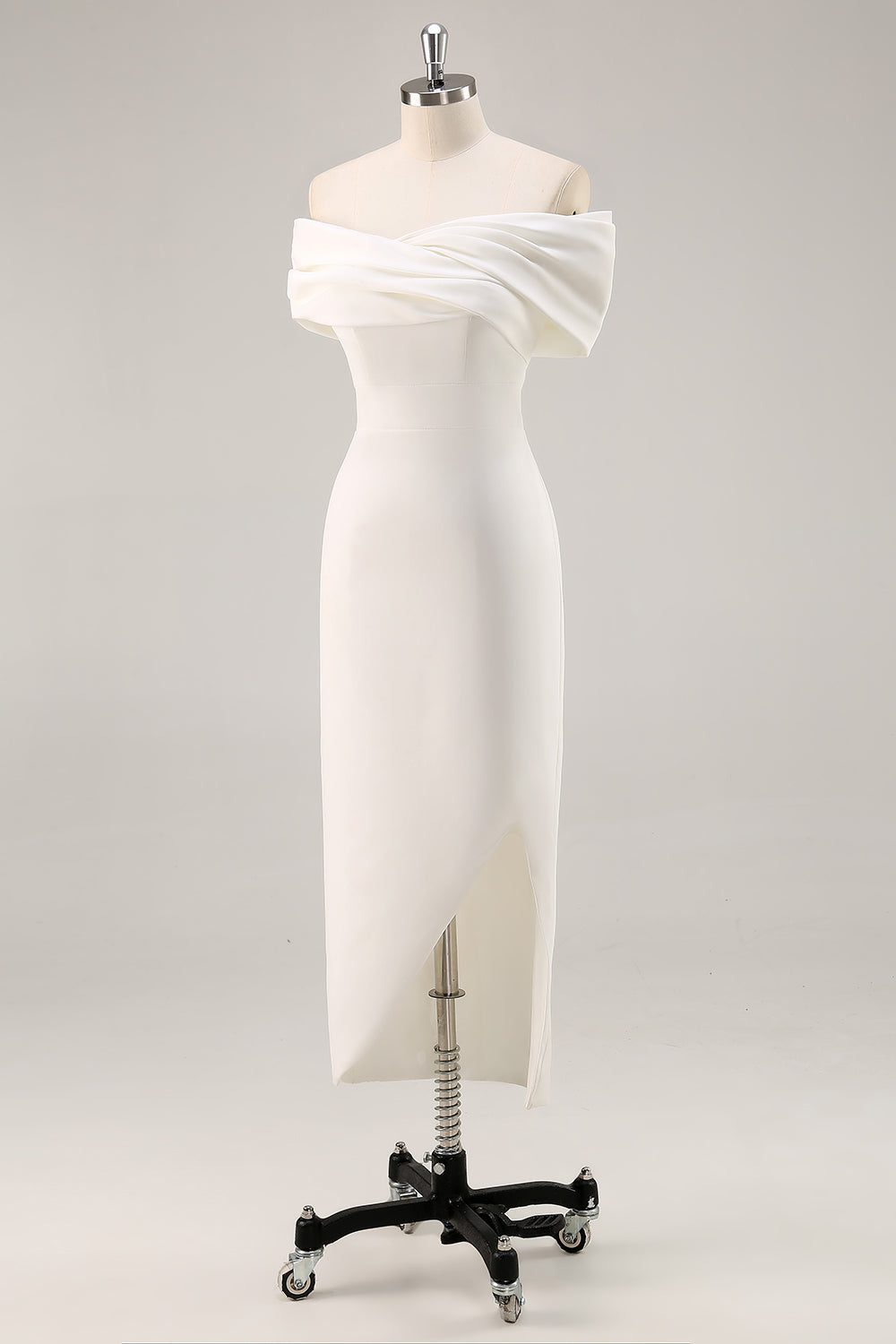 Robe de bal de fin d'année asymétrique en satin mat fourreau blanc à épaules dénudées