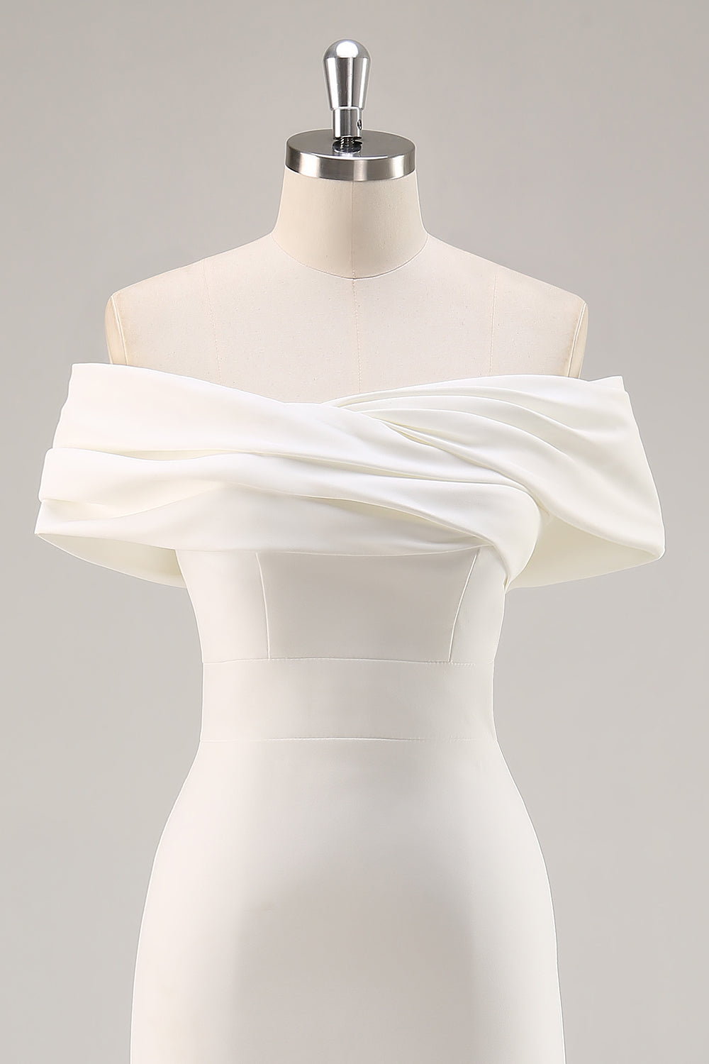 Robe de bal de fin d'année asymétrique en satin mat fourreau blanc à épaules dénudées