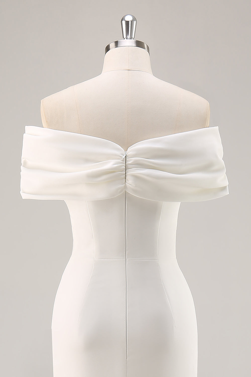 Robe de bal de fin d'année asymétrique en satin mat fourreau blanc à épaules dénudées